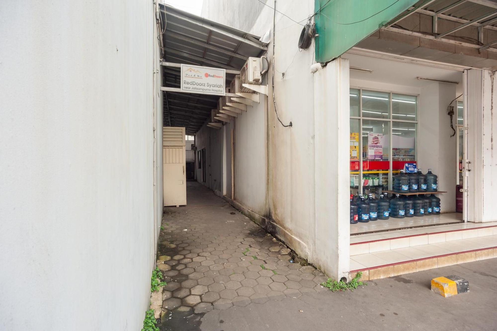 Reddoorz Syariah Near Jatisampurna Hospital Hotel Bekasi Exterior photo