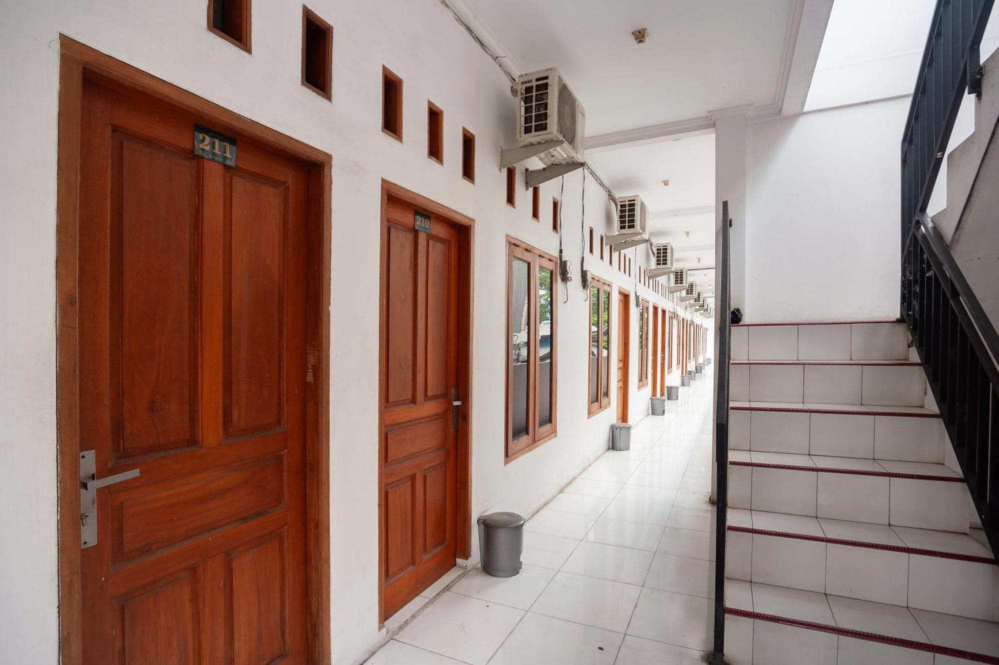 Reddoorz Syariah Near Jatisampurna Hospital Hotel Bekasi Exterior photo